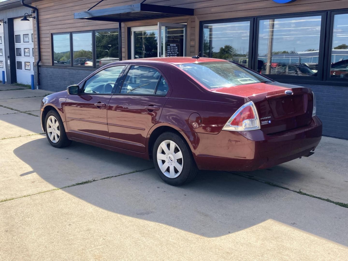 2007 Maroon Ford Fusion S (3FAHP06Z17R) with an 2.3L L4 DOHC 16V engine, located at 1800 South Ihm Blvd, Freeport, IL, 61032, (815) 232-5543, 42.278645, -89.607994 - Photo#1