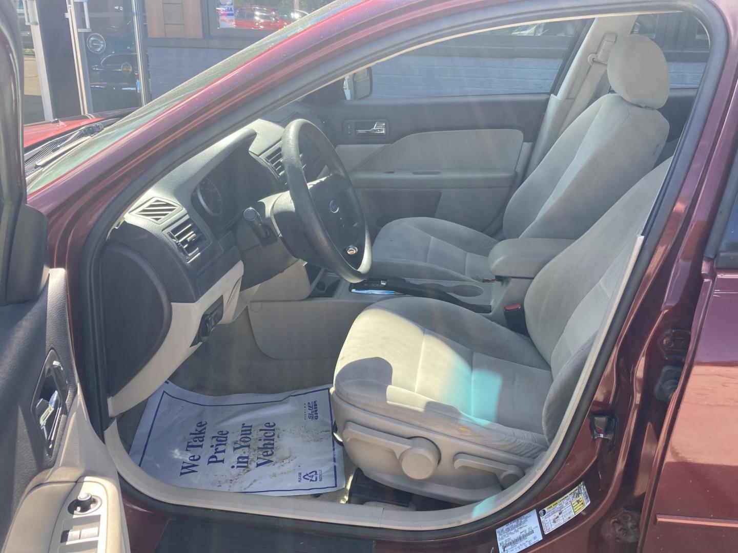 2007 Maroon Ford Fusion S (3FAHP06Z17R) with an 2.3L L4 DOHC 16V engine, located at 1800 South Ihm Blvd, Freeport, IL, 61032, (815) 232-5543, 42.278645, -89.607994 - Photo#4