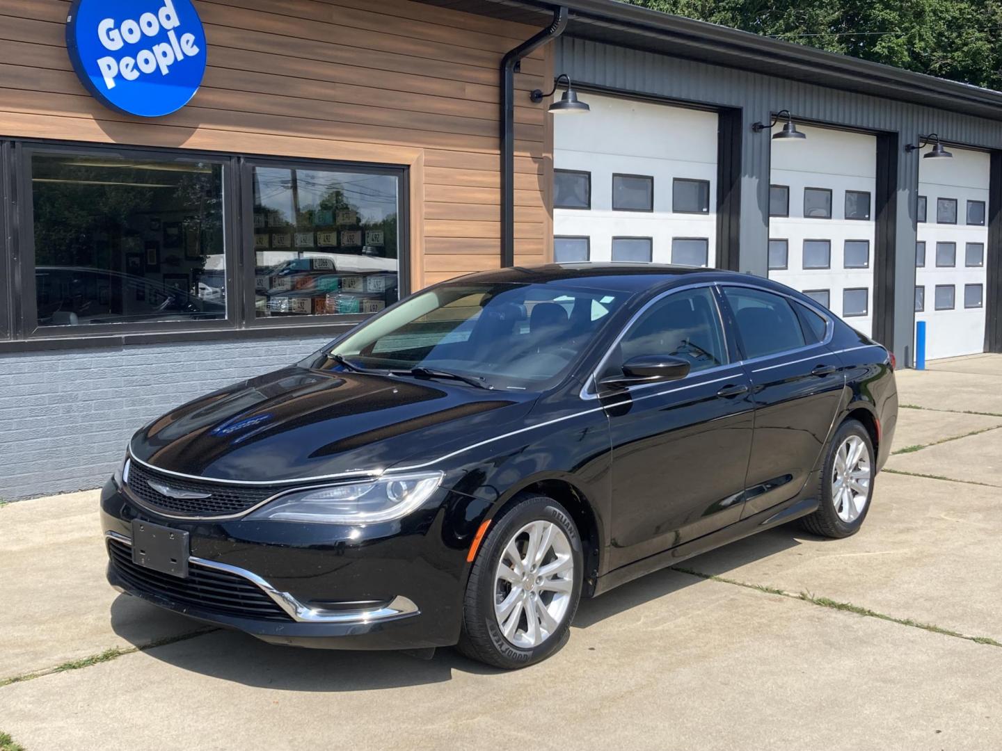 2015 Black Chrysler 200 Limited (1C3CCCAB7FN) with an 2.4L L4 DOHC 16V engine, 9-Speed Automatic transmission, located at 1800 South Ihm Blvd, Freeport, IL, 61032, (815) 232-5543, 42.278645, -89.607994 - Photo#3