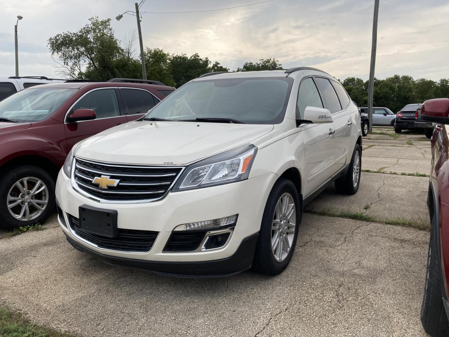 2015 White Diamond Met Chevrolet Traverse 1LT AWD (1GNKVGKDXFJ) with an 3.6L V6 DOHC 24V engine, 6-Speed Automatic transmission, located at 1800 South Ihm Blvd, Freeport, IL, 61032, (815) 232-5543, 42.278645, -89.607994 - Photo#0