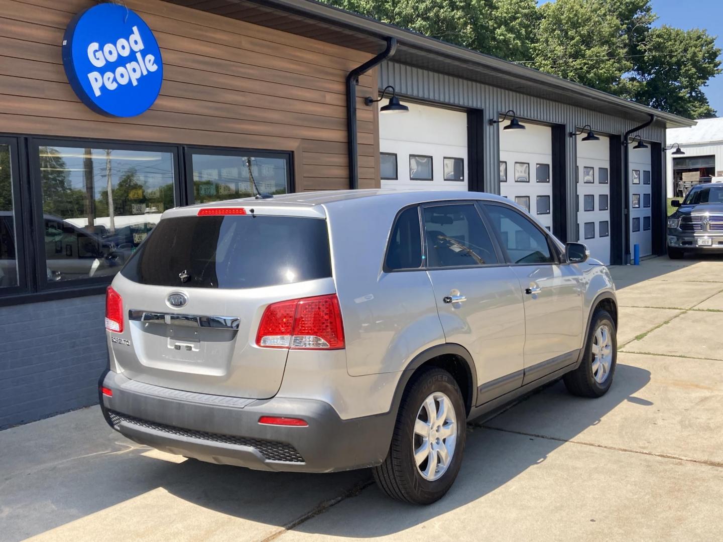 2012 Burnished Silver Met Kia Sorento LX 2WD (5XYKT3A12CG) with an 2.4L L4 DOHC 16V engine, 6-Speed Automatic transmission, located at 1800 South Ihm Blvd, Freeport, IL, 61032, (815) 232-5543, 42.278645, -89.607994 - Photo#2