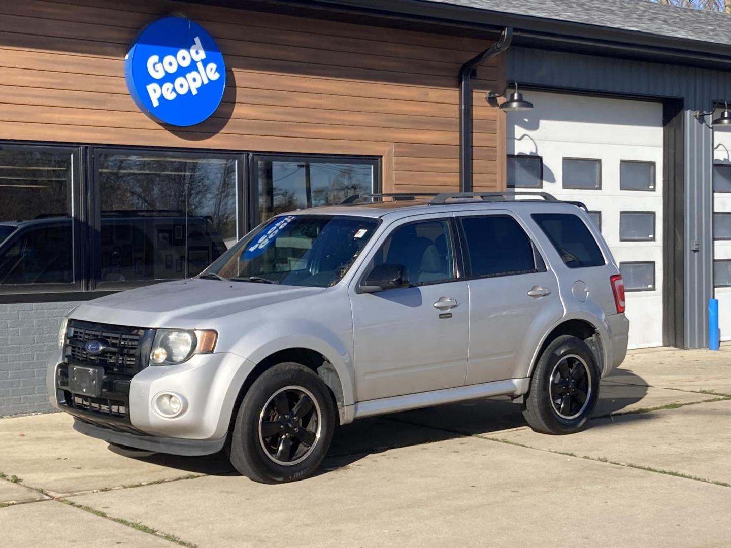 2009 Billet Silver Ford Escape XLT FWD I4 (1FMCU03729K) with an 2.5L L4 DOHC 16V engine, 4-Speed Automatic Overdrive transmission, located at 1800 South Ihm Blvd, Freeport, IL, 61032, (815) 232-5543, 42.278645, -89.607994 - Photo#3