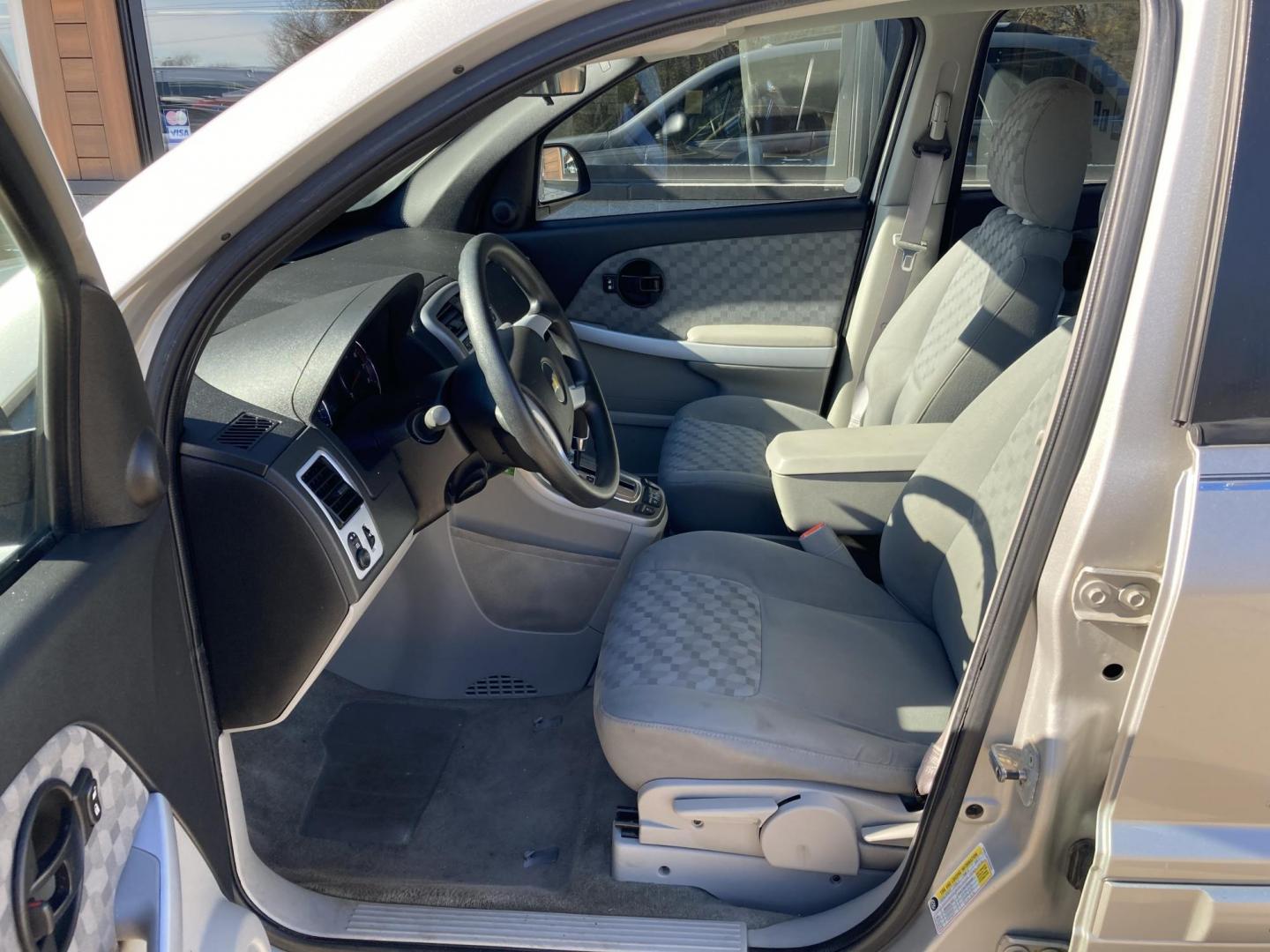 2007 Silver Met Chevrolet Equinox LS AWD (2CNDL23F476) with an 3.4L V6 OHV 12V engine, 5-Speed Automatic transmission, located at 1800 South Ihm Blvd, Freeport, IL, 61032, (815) 232-5543, 42.278645, -89.607994 - Photo#4