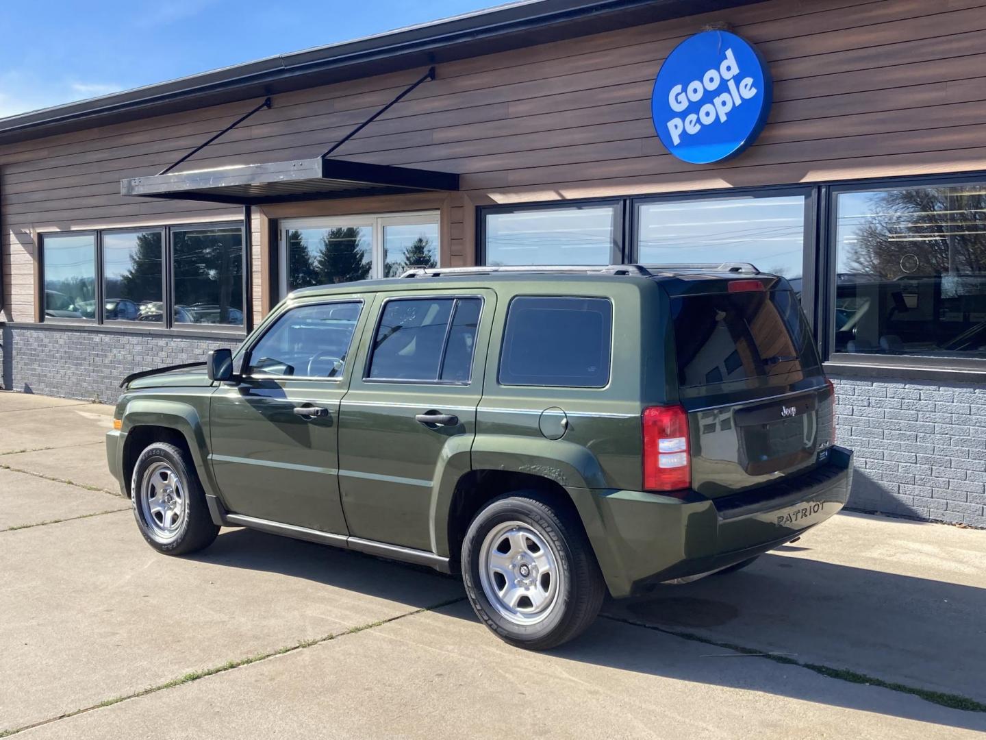 2008 Glenwood Green Met Jeep Patriot Sport 4WD (1J8FF28W58D) with an 2.4L L4 DOHC 16V engine, located at 1800 South Ihm Blvd, Freeport, IL, 61032, (815) 232-5543, 42.278645, -89.607994 - Patriot Sport 4D SUV 4WD - Photo#2