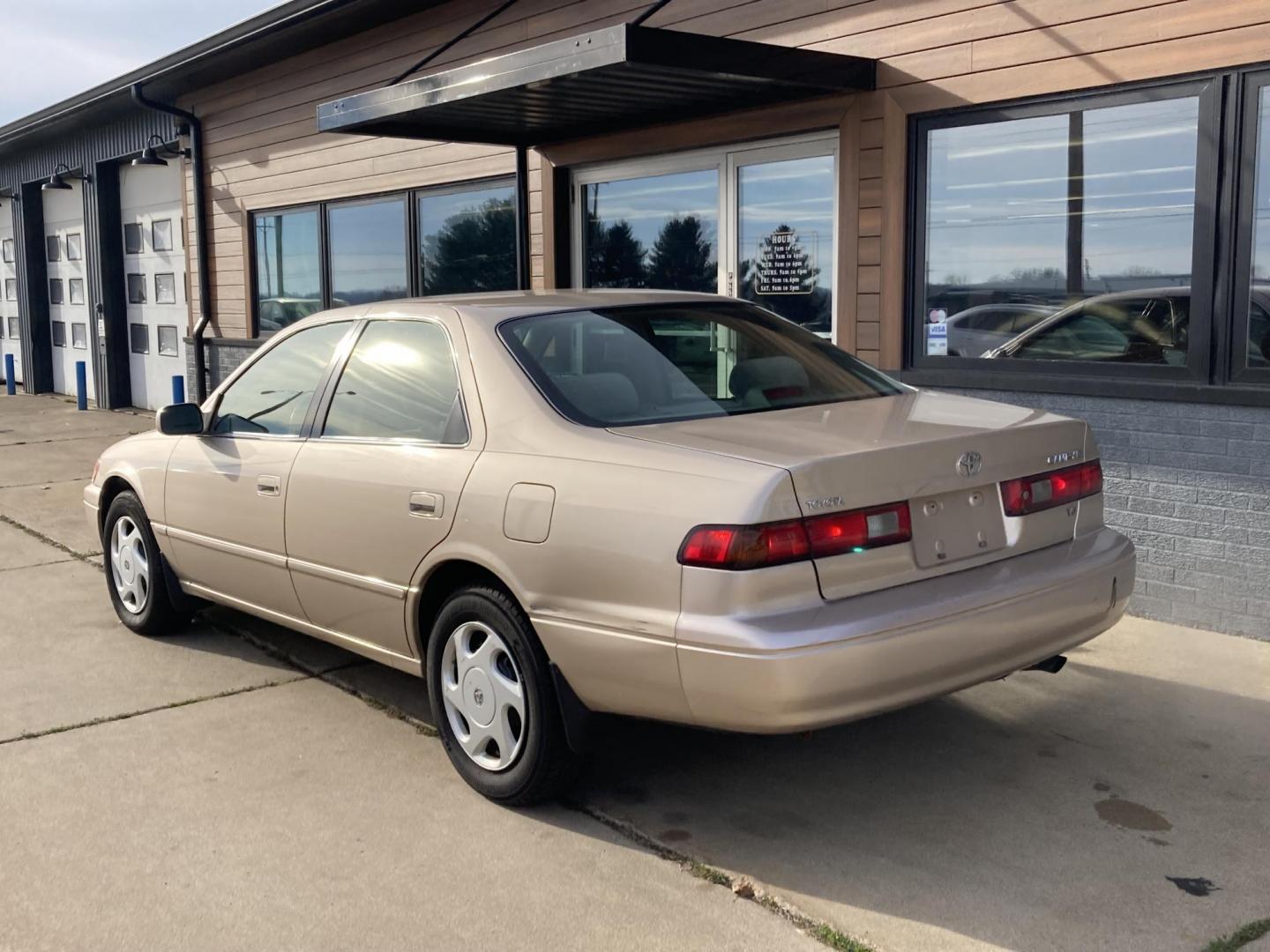 1998 Antique Gold Met. Toyota Camry CE V6 (JT2BF22K1W0) with an 3.0L V6 DOHC 24V engine, 5-Speed Manual Overdrive transmission, located at 1800 South Ihm Blvd, Freeport, IL, 61032, (815) 232-5543, 42.278645, -89.607994 - Photo#2