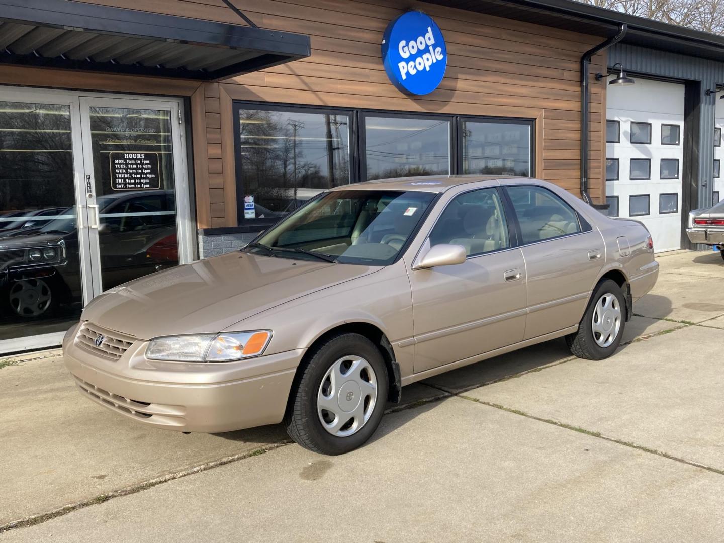 1998 Antique Gold Met. Toyota Camry CE V6 (JT2BF22K1W0) with an 3.0L V6 DOHC 24V engine, 5-Speed Manual Overdrive transmission, located at 1800 South Ihm Blvd, Freeport, IL, 61032, (815) 232-5543, 42.278645, -89.607994 - Photo#3