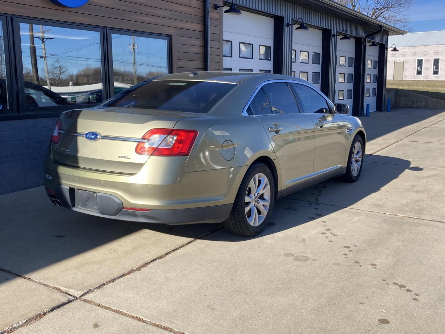 2012 Ginger Ale Met Ford Taurus SEL FWD (1FAHP2EW0CG) with an 3.5L V6 DOHC 24V engine, 6-Speed Automatic transmission, located at 1800 South Ihm Blvd, Freeport, IL, 61032, (815) 232-5543, 42.278645, -89.607994 - Photo#2