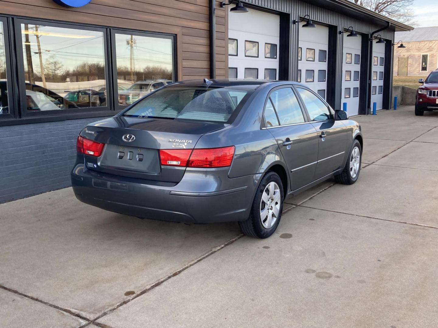 2009 Slate Blue Met. Hyundai Sonata GLS (5NPET46C29H) with an 2.4L L4 DOHC 16V engine, located at 1800 South Ihm Blvd, Freeport, IL, 61032, (815) 232-5543, 42.278645, -89.607994 - Photo#0