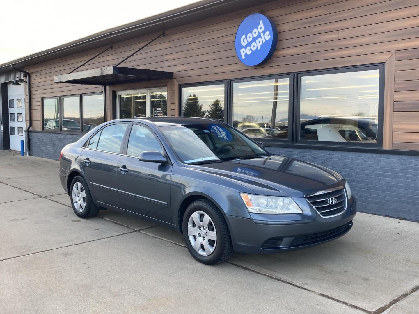 2009 Slate Blue Met. Hyundai Sonata GLS (5NPET46C29H) with an 2.4L L4 DOHC 16V engine, located at 1800 South Ihm Blvd, Freeport, IL, 61032, (815) 232-5543, 42.278645, -89.607994 - Photo#1