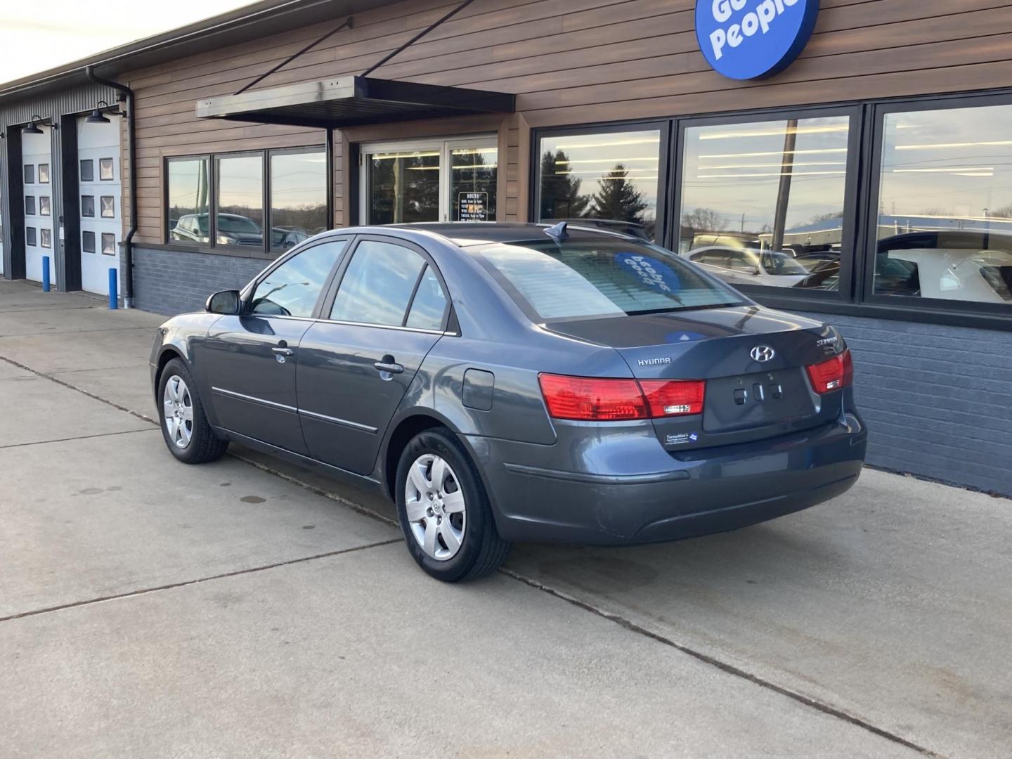 2009 Slate Blue Met. Hyundai Sonata GLS (5NPET46C29H) with an 2.4L L4 DOHC 16V engine, located at 1800 South Ihm Blvd, Freeport, IL, 61032, (815) 232-5543, 42.278645, -89.607994 - Photo#2