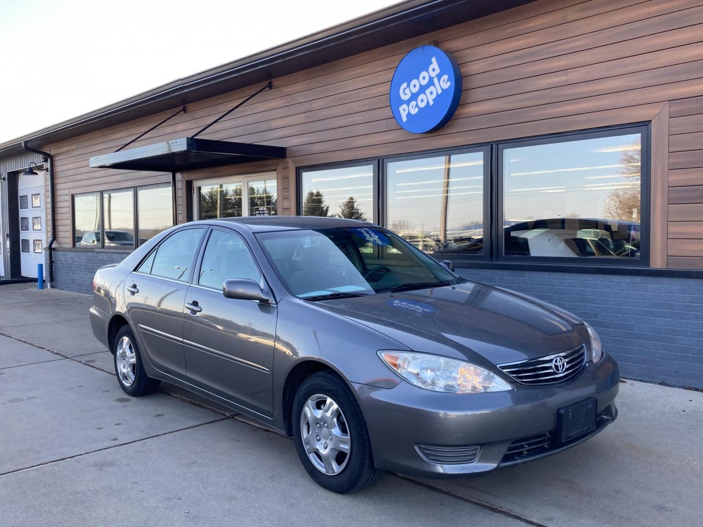 2006 Phantom Gray Met Toyota Camry LE (4T1BE32K36U) with an 2.4L L4 DOHC 16V engine, located at 1800 South Ihm Blvd, Freeport, IL, 61032, (815) 232-5543, 42.278645, -89.607994 - Photo#0