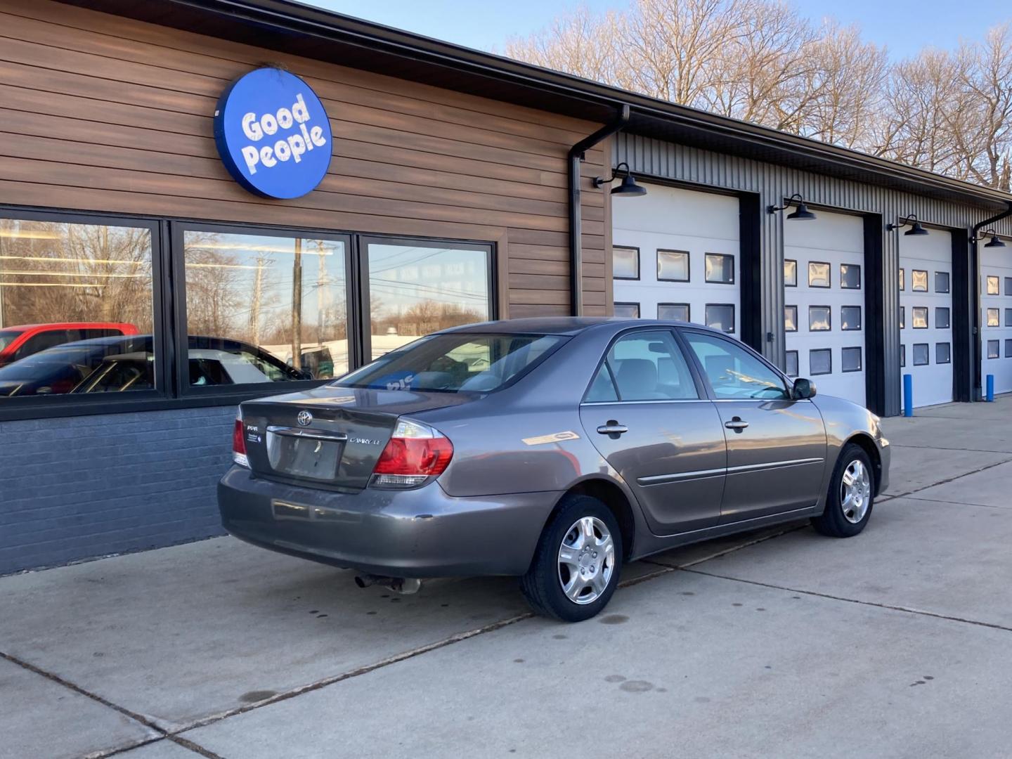 2006 Phantom Gray Met Toyota Camry LE (4T1BE32K36U) with an 2.4L L4 DOHC 16V engine, located at 1800 South Ihm Blvd, Freeport, IL, 61032, (815) 232-5543, 42.278645, -89.607994 - Photo#1