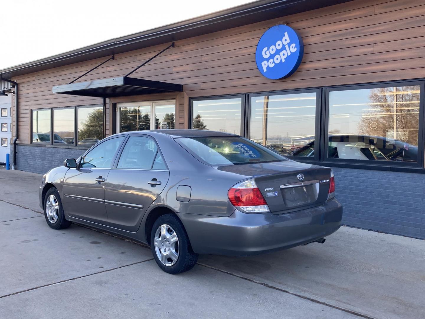 2006 Phantom Gray Met Toyota Camry LE (4T1BE32K36U) with an 2.4L L4 DOHC 16V engine, located at 1800 South Ihm Blvd, Freeport, IL, 61032, (815) 232-5543, 42.278645, -89.607994 - Photo#2