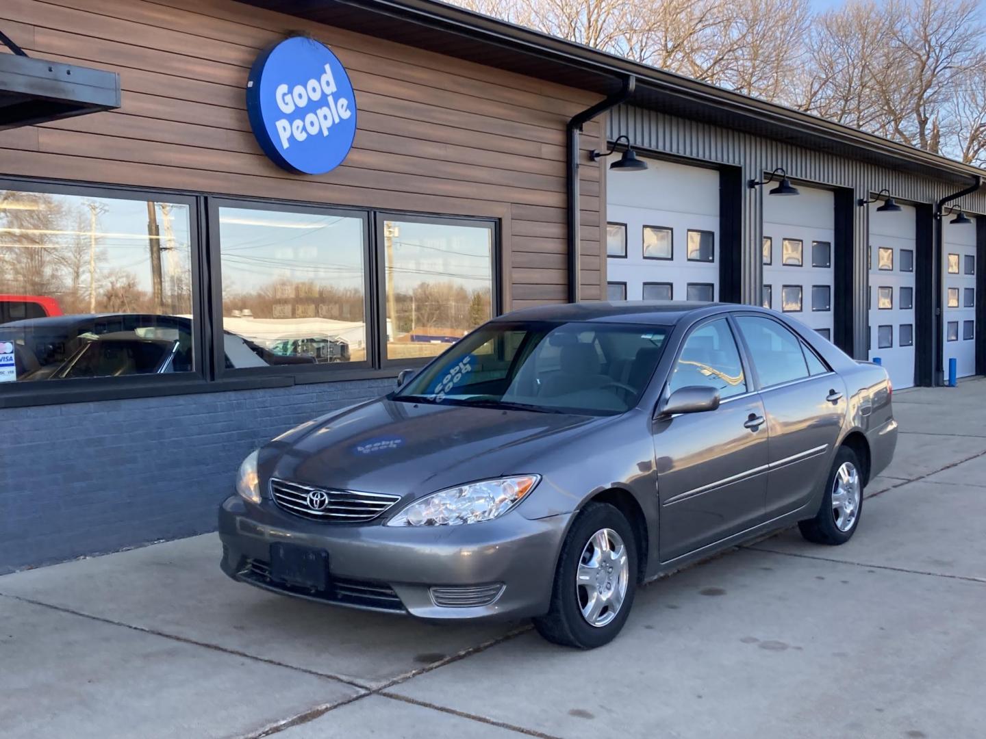 2006 Phantom Gray Met Toyota Camry LE (4T1BE32K36U) with an 2.4L L4 DOHC 16V engine, located at 1800 South Ihm Blvd, Freeport, IL, 61032, (815) 232-5543, 42.278645, -89.607994 - Photo#3