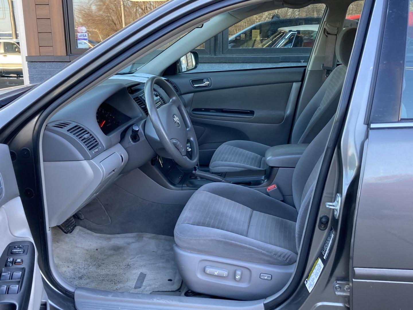 2006 Phantom Gray Met Toyota Camry LE (4T1BE32K36U) with an 2.4L L4 DOHC 16V engine, located at 1800 South Ihm Blvd, Freeport, IL, 61032, (815) 232-5543, 42.278645, -89.607994 - Photo#4