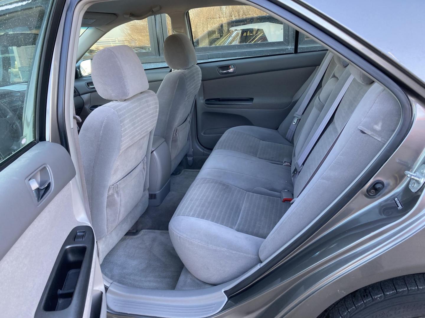 2006 Phantom Gray Met Toyota Camry LE (4T1BE32K36U) with an 2.4L L4 DOHC 16V engine, located at 1800 South Ihm Blvd, Freeport, IL, 61032, (815) 232-5543, 42.278645, -89.607994 - Photo#7