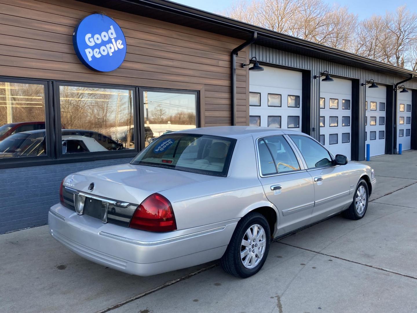 2006 Smokestone Met Mercury Grand Marquis LS Premium (2MEHM75V16X) with an 4.6L V8 OHC 16V FFV engine, 4-Speed Automatic Overdrive transmission, located at 1800 South Ihm Blvd, Freeport, IL, 61032, (815) 232-5543, 42.278645, -89.607994 - Photo#0