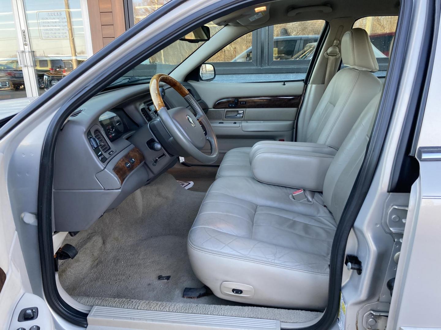 2006 Smokestone Met Mercury Grand Marquis LS Premium (2MEHM75V16X) with an 4.6L V8 OHC 16V FFV engine, 4-Speed Automatic Overdrive transmission, located at 1800 South Ihm Blvd, Freeport, IL, 61032, (815) 232-5543, 42.278645, -89.607994 - Photo#4