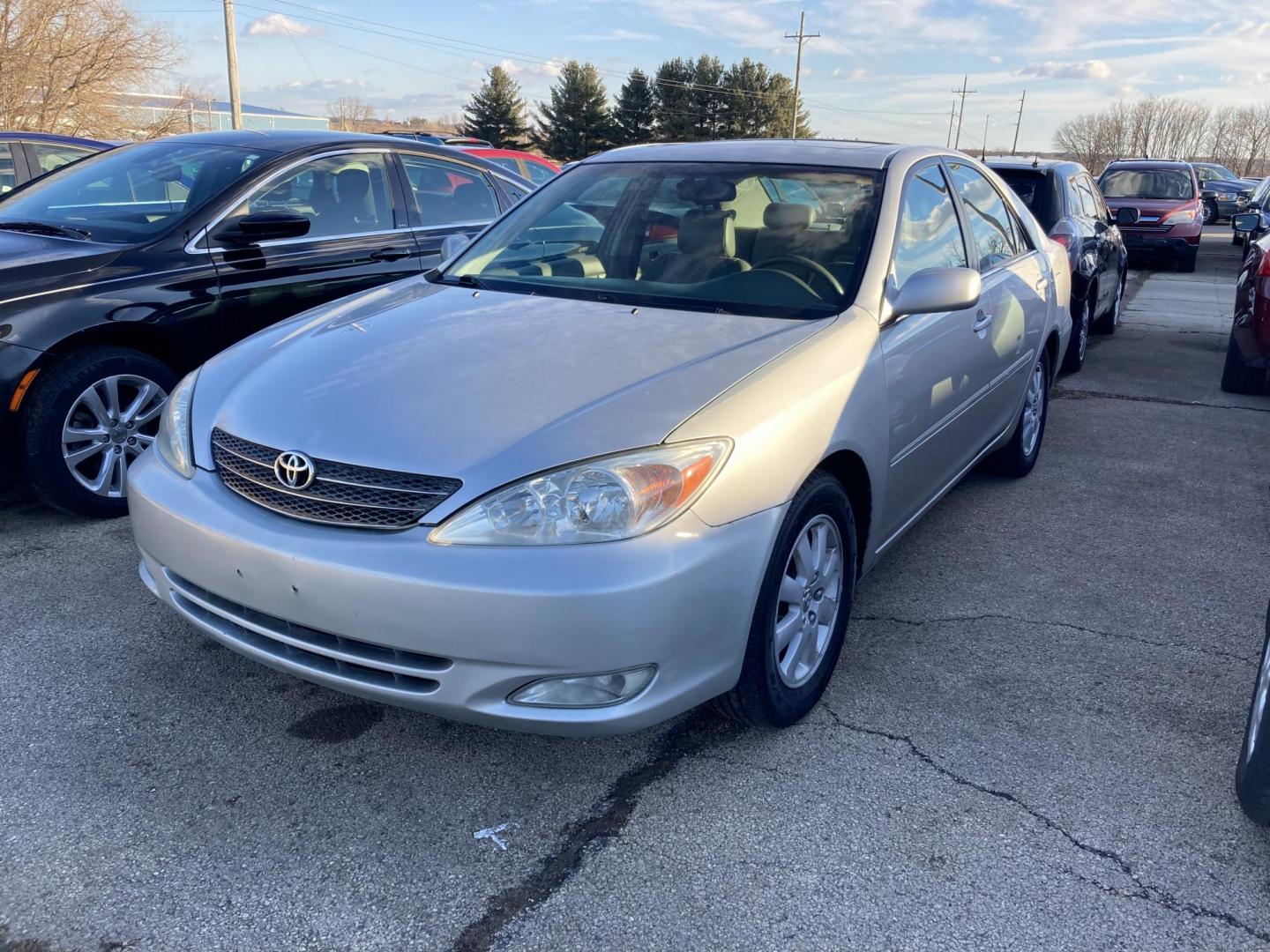 2004 Lunar Mist Silver Met Toyota Camry LE (4T1BE30K14U) with an 2.4L L4 DOHC 16V engine, located at 1800 South Ihm Blvd, Freeport, IL, 61032, (815) 232-5543, 42.278645, -89.607994 - Photo#0